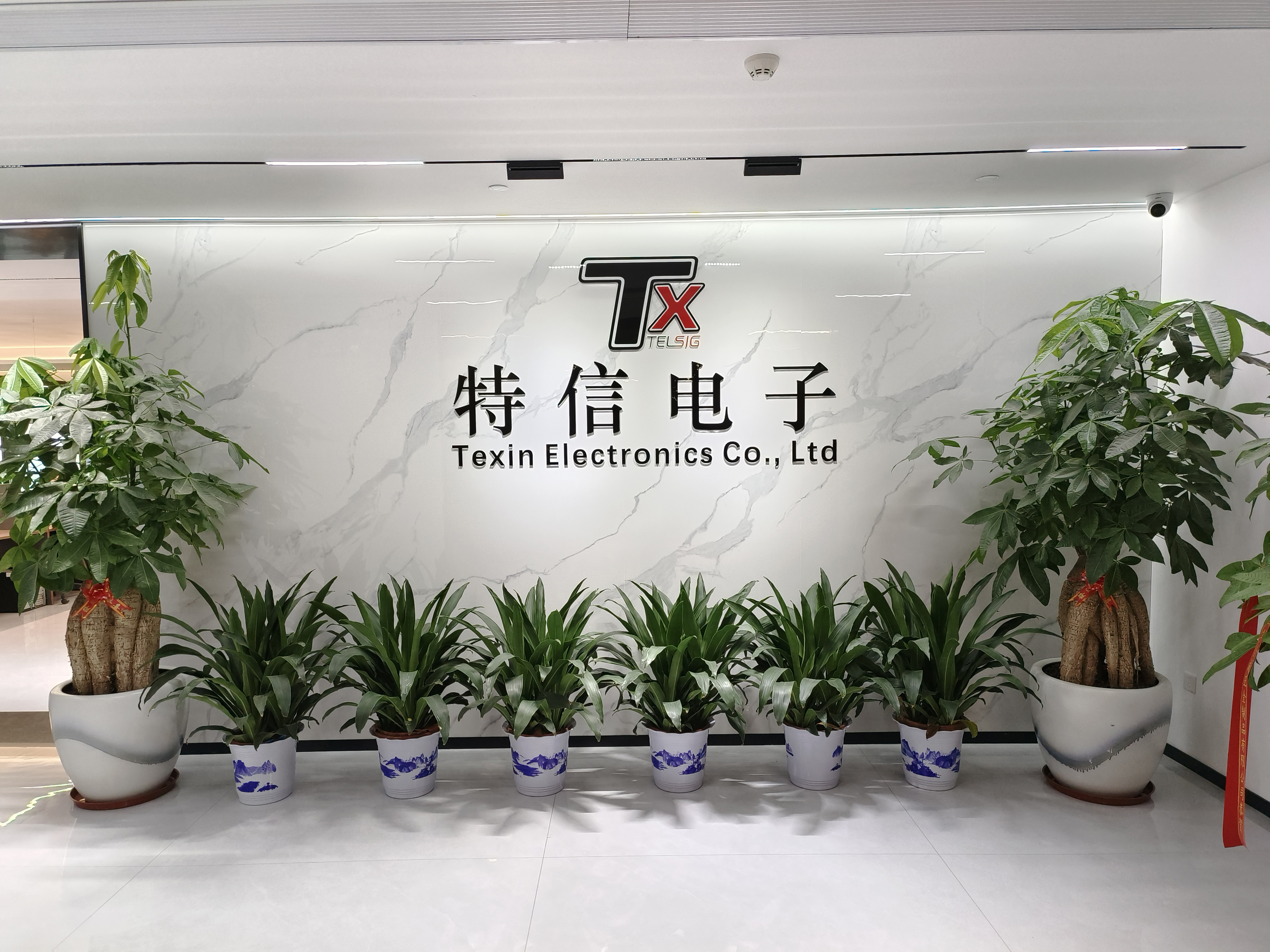 工廠(chǎng)門(mén)口